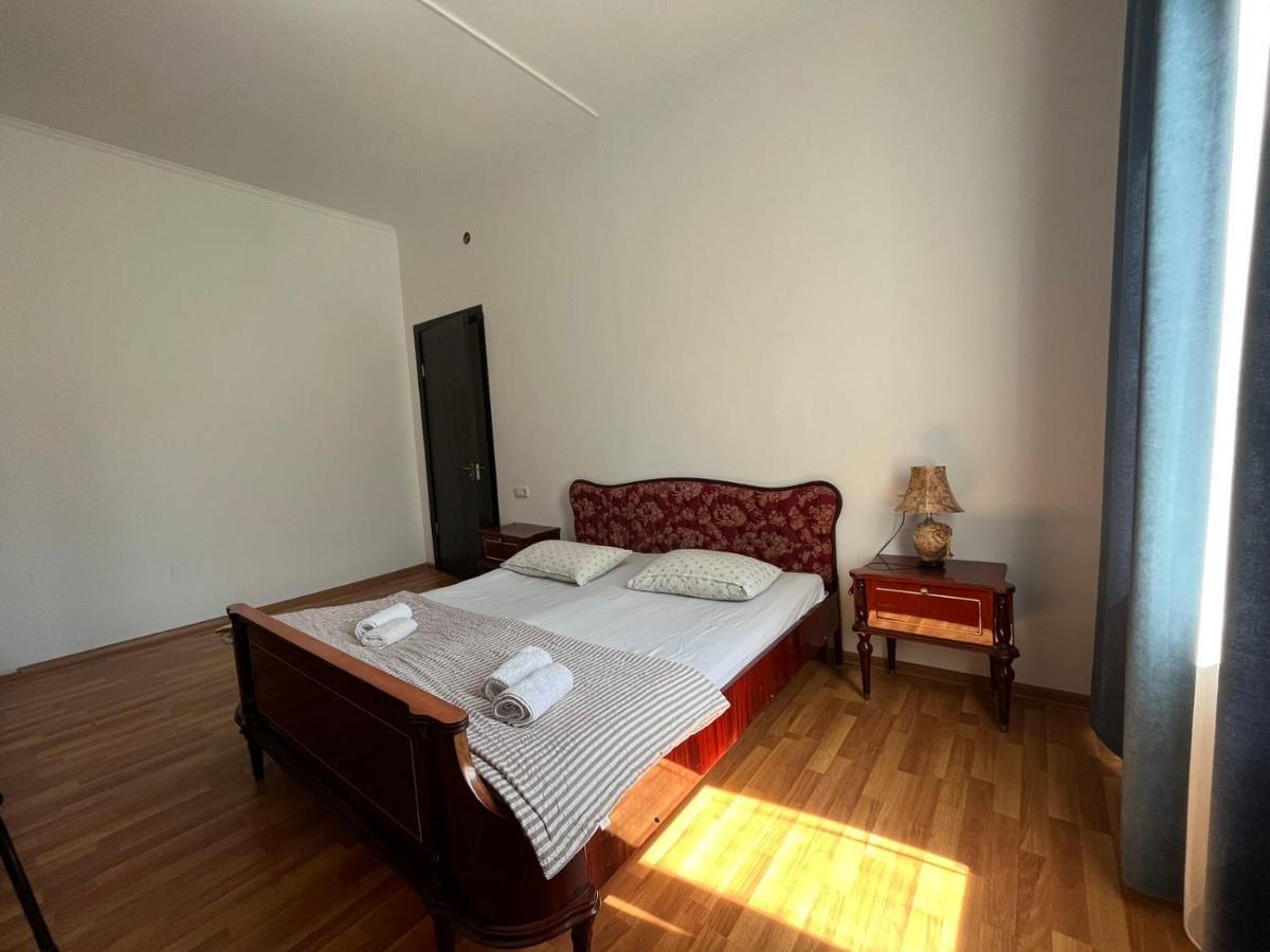 Guest House Oasis - Tvishi Luaran gambar
